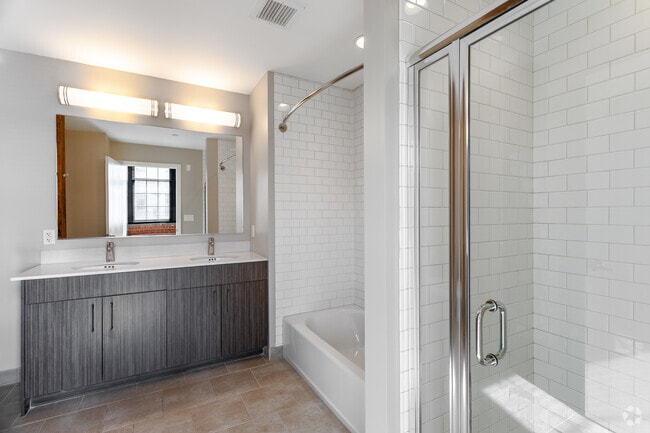 1 habitación, 1 baño - 750 pies cuadrados - Baño - Winchester Lofts
