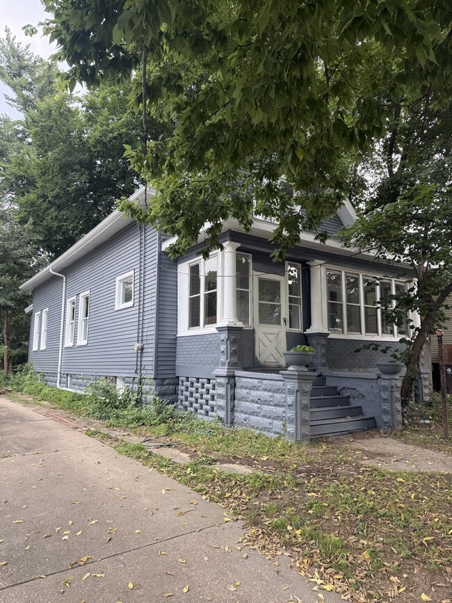 Building Photo - 721 E Corrington Ave
