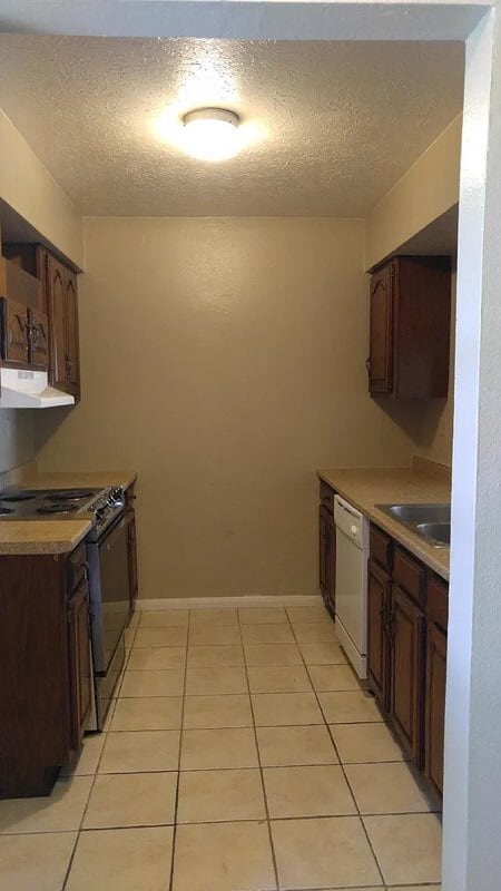 kitchen - 417 Zinnia Ave