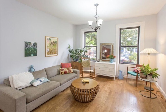 Foto del edificio - 357 E 22nd St