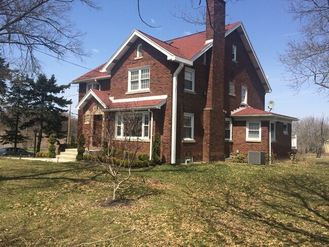 Building Photo - MOVE IN SPECIAL $500 OFF 1ST MONTH'S RENT!