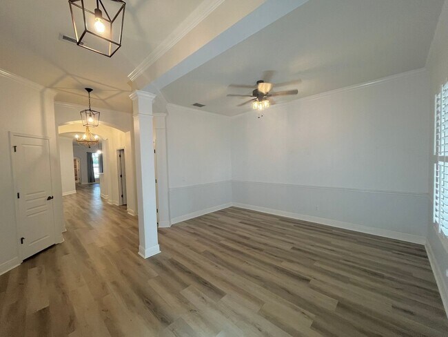 Foto del edificio - Updated 4 Bedroom, 2.5 bath in Waterfront,...