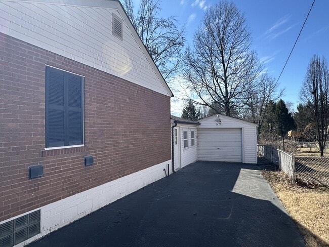 Building Photo - 1475 W Duchesne Dr