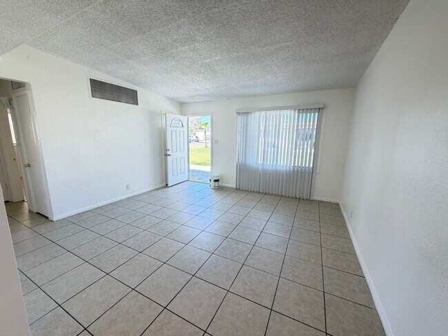 Building Photo - 2 bedroom