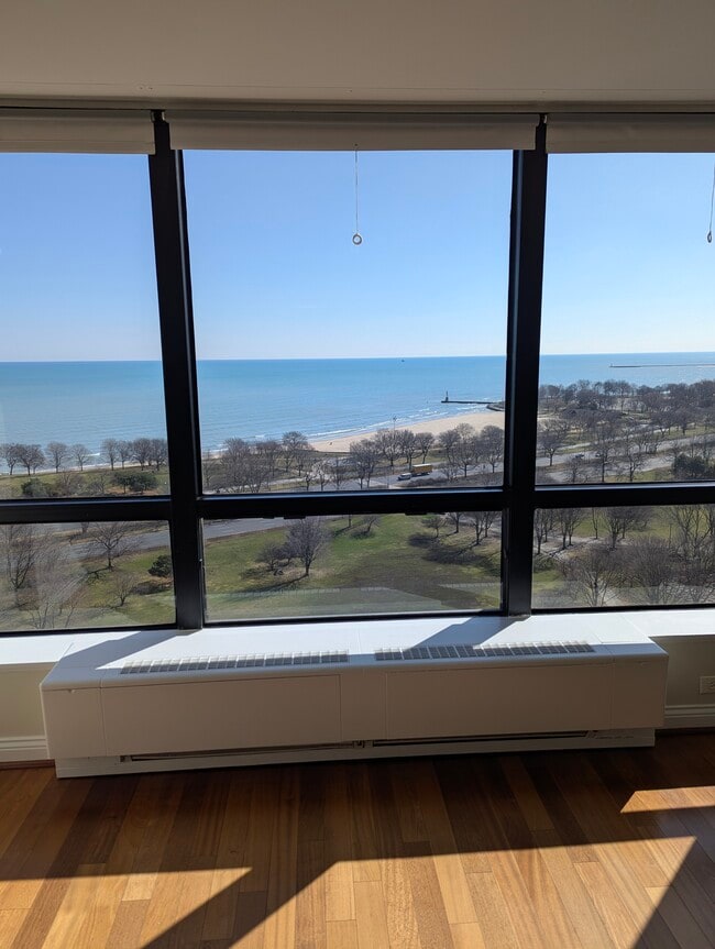 Building Photo - 5415 N Sheridan Rd