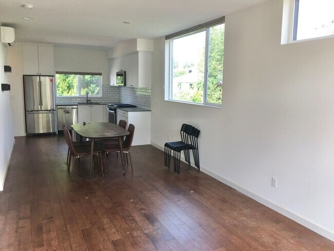 Foto del edificio - Stunning Town Home with Views of the Sound!