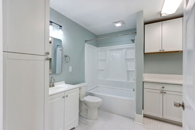 Foto del edificio - Renovated Three Bedroom, Two Bathroom Sing...