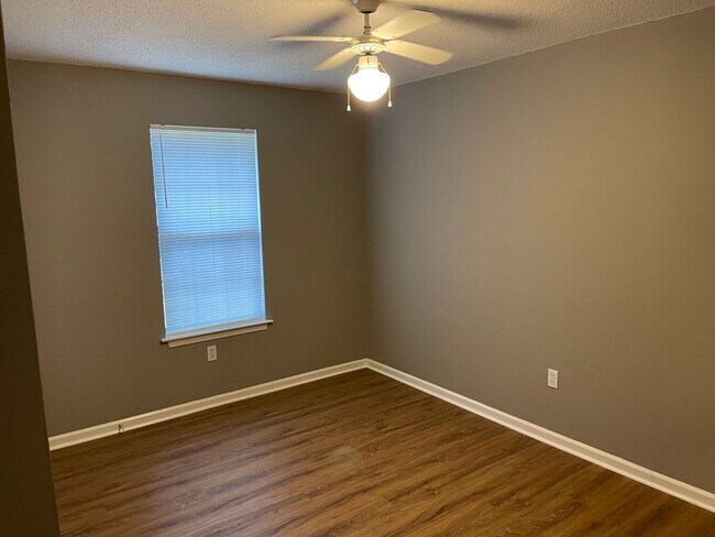 Building Photo - 716 Rosewood Dr