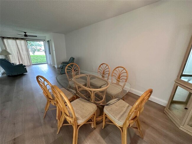 Foto del edificio - 13713 Mission Oaks Blvd