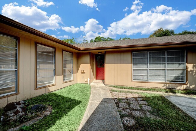 Building Photo - 11331 Rousseau Dr