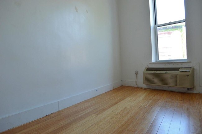 Building Photo - 106 Kingston Ave