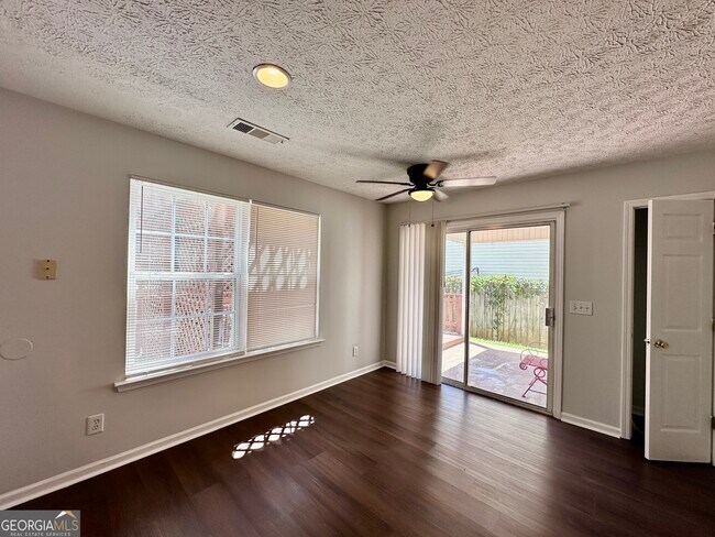 Foto del edificio - 215 Silver Ridge Dr
