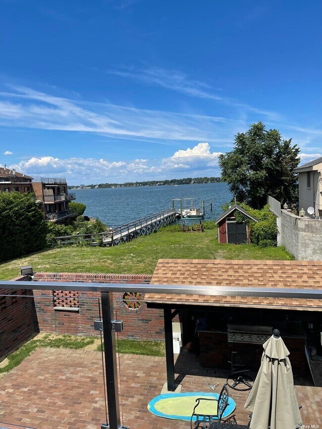 Foto del edificio - 154-37 Riverside Dr
