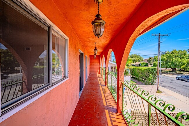 Foto del edificio - 4 Bedroom 3 bath house with 2 Car Garage
