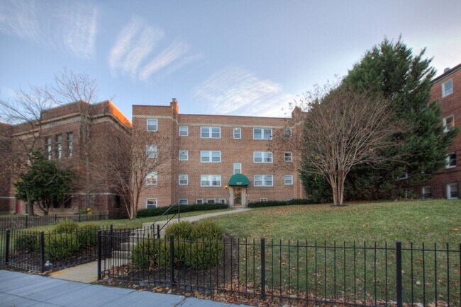 Foto del edificio - Bright 1 Bed/1 Bath in Hill East! Parking + Storage Included