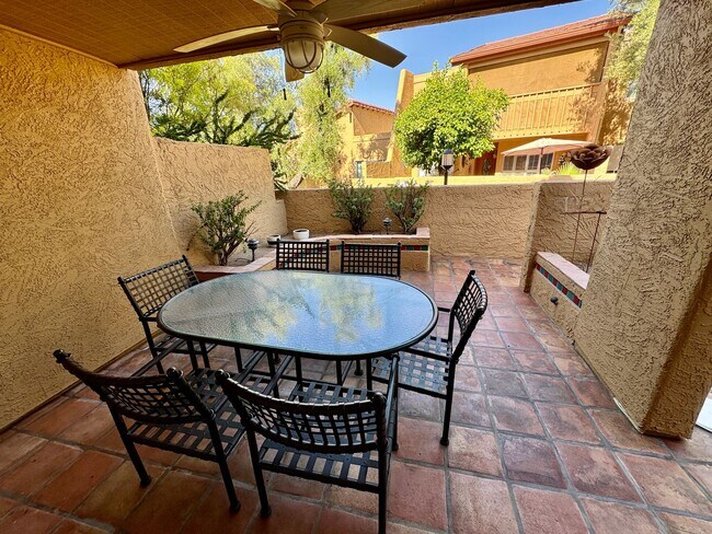 Building Photo - Amazing 3 Bedroom/2.5 Bath Townhouse in Ce...
