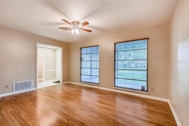 Building Photo - 3200 Pinecrest Dr
