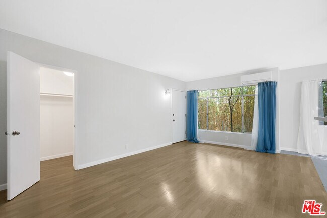 Foto del edificio - 2488 Beachwood Dr