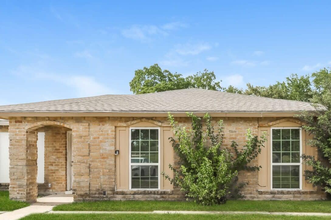 Primary Photo - 6822 W Fuqua Dr