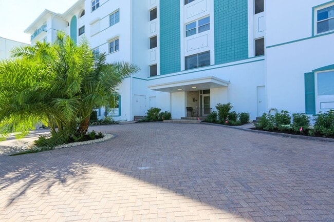 Building Photo - ** CARRIAGE CLUB PRIVATE CONDO ON THE BEAC...