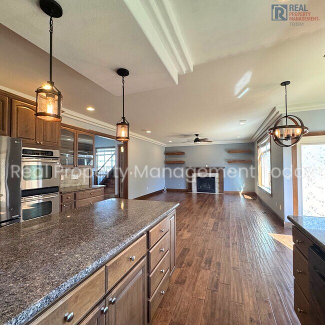 Foto del edificio - 5 Bedroom + 3 Car Garage Near Puyallup Hig...