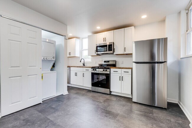 Foto del edificio - Renovated 3BR with City Views & Big Backya...