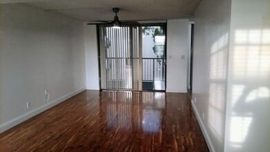 Building Photo - 3550 Blue Lake Dr