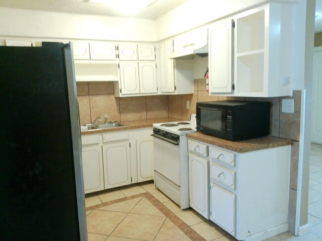 Building Photo - 2701 Nemec St