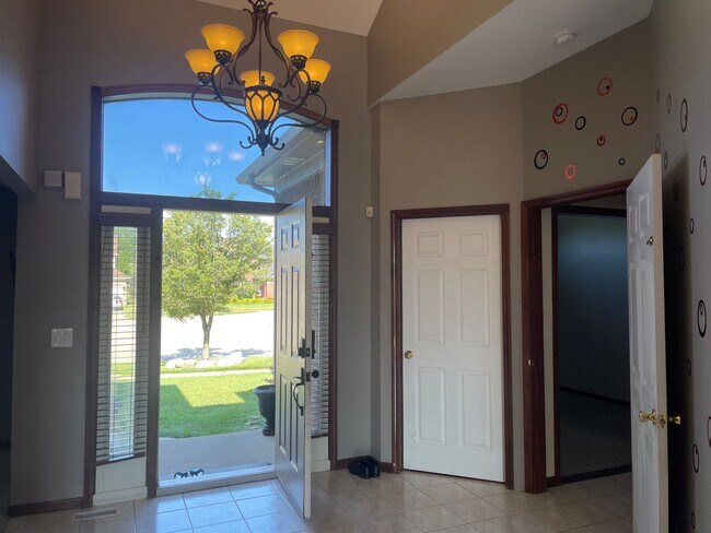 Foto del edificio - Clinton Twp Home-4-Bedroom, 2.5 Baths, Lau...