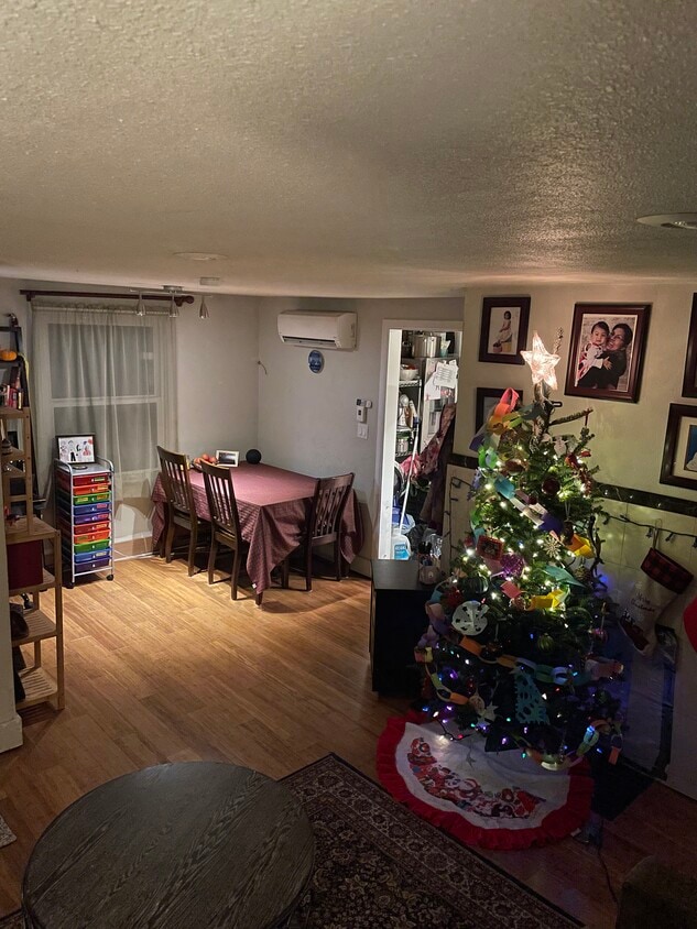 Dining area - 11219 Cornell Ave S