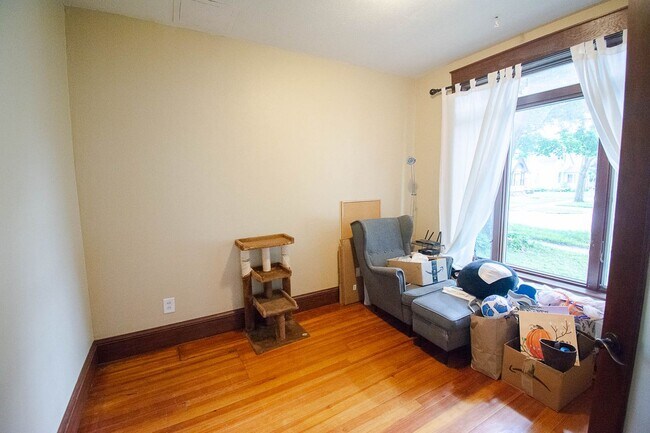 Foto del edificio - Charming & Spacious Main-Level Apartment Near Downtown