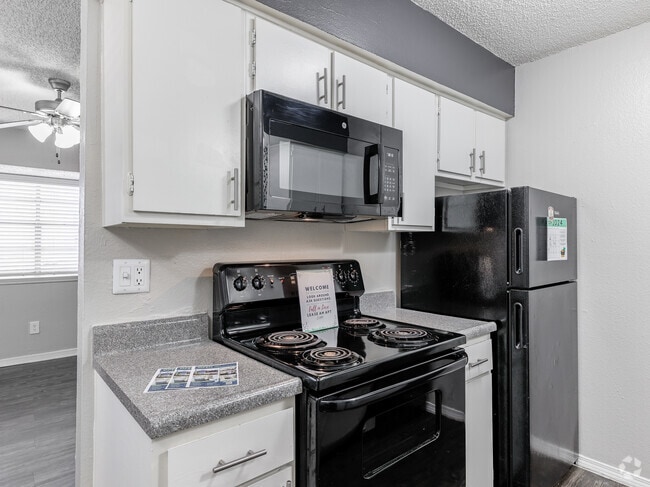 1BD, 1BA - 680SF - Kitchen - Landry Apartment