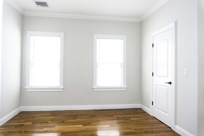 Building Photo - 5 Woodside Ave