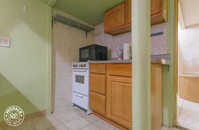Building Photo - 577 Onderdonk Ave