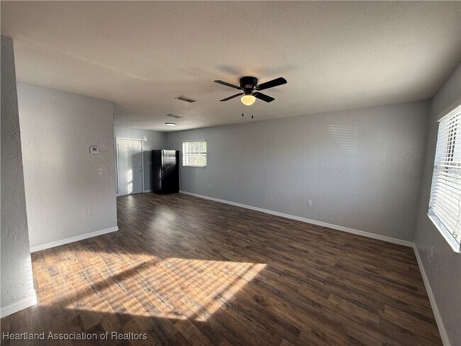 Building Photo - 523 Las Palmas Cir