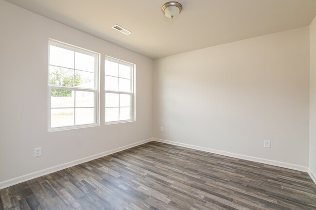 Building Photo - 1055 Manor Dr