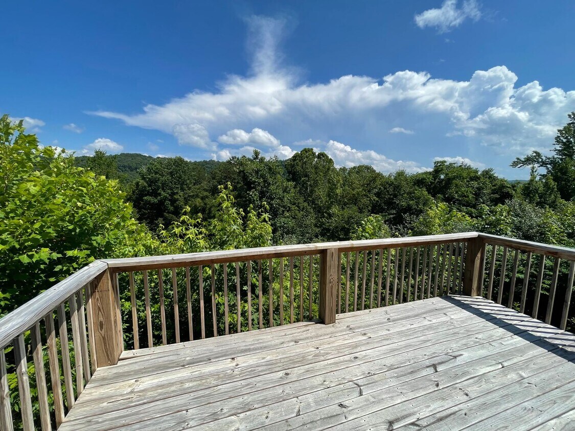 Foto del edificio - 4 bed / 2.5 bath 2-story with great views available 7/10!