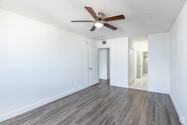 2BD, 2BA - 1,007SF - Primary Bedroom - Suncoast Place Apartments