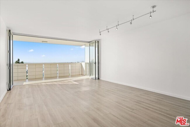 Foto del edificio - 8787 Shoreham Dr