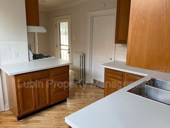 Building Photo - 688 N Idlewild St