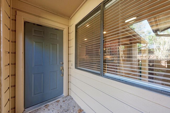 Building Photo - 7211 Lakewood Dr