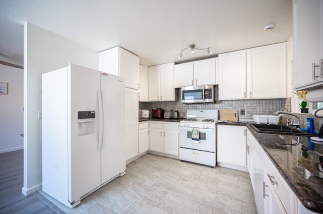 Building Photo - 401 Lorenzi St