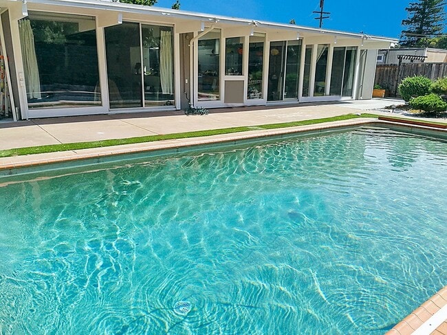 Foto del edificio - Single Level Upper Lucas Valley 4+bd/2ba E...