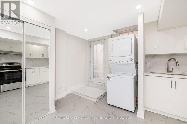 Photo du bâtiment - 1603 Hume Way