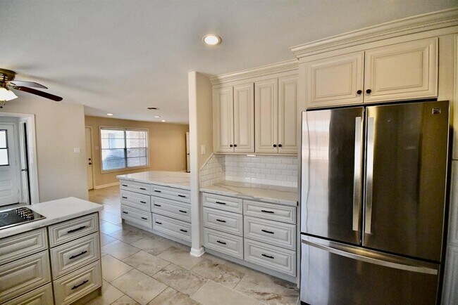Building Photo - 9611 Greenwillow St