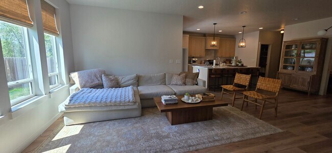 Building Photo - Stunning 3-bedroom + tech room, 2.5-bath home in NW Boise!