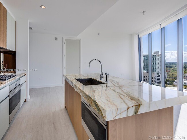 Building Photo - 2831 S Bayshore Dr