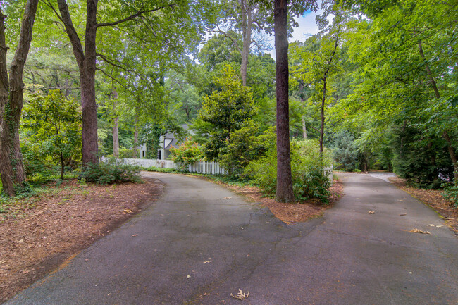 Foto del edificio - 4520 Vickrey Chapel Rd N