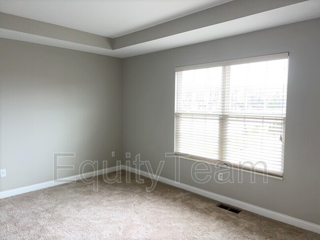 Building Photo - 1003 Parklake Row