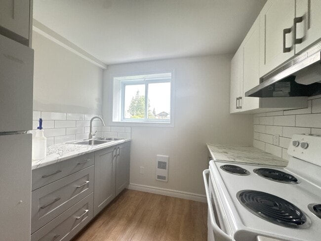 Building Photo - 668 Lalonde St